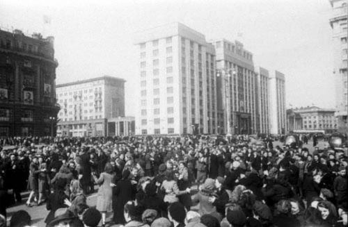 Москвичи танцуют на Манежной площади во время народного гулянья в День Победы