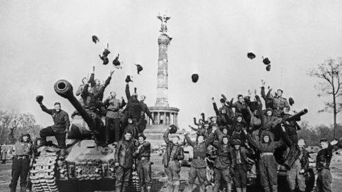 Советские танкисты на ИС-2 и Т-34 радуются Победе. Берлин. 09.05.1945 г.