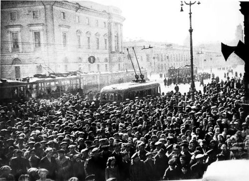 Люди на Невском проспекте слушают сообщение Левитана о Победе над Германией